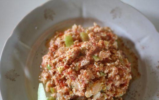 1. Этап. Яичница по-турецки: В самый последний момент посолить поперчить, снова перемешать и вкладывать на тарелку. Сверху можно присыпать паприкой или зеленью.