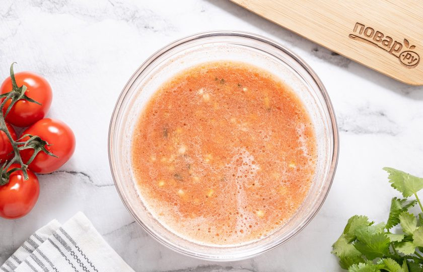 1. Этап. Суп «Кровавая Мэри»: Перемешайте и уберите суп на 1 час в холодильник.