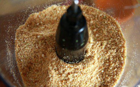 1. Этап. Клубничные пирожные: 2. В кухонном комбайне мелко измельчить миндаль, крекеры, сахар и цедру лайма. Добавить сливочное масло и перемешать.