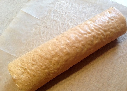 1. Этап. Торт из яблочного рулета: 7. И свернем в рулет, не туго! Остужаем.