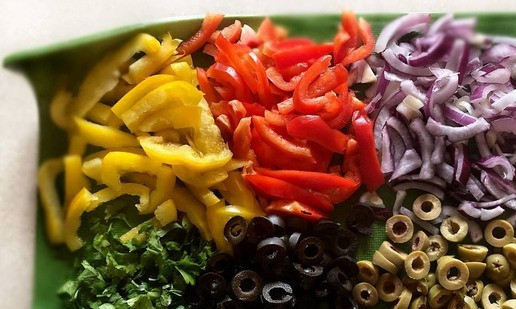 1. Этап. Слоёные башмачки с индейкой и овощами: Лук почистите и нарежьте полукольцами. Маслины и оливки откиньте на сито, дайте стечь рассолу и нарежьте кольцами. Зелень петрушки порубите. Красный и жёлтый перец нарежьте небольшими полосками. Разогрейте в сковороде 2 ст л оливкового масла. Слегка обжарьте лук. Затем, добавьте перец, оливки и маслины и протушите в течение 2-х минут. Немного посолите, приправьте перцем.