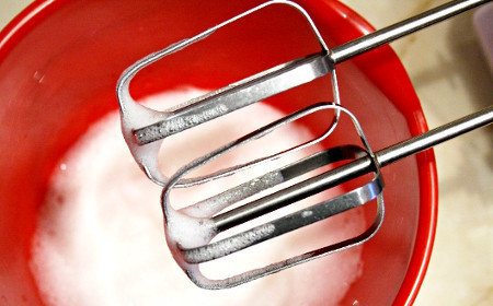 1. Этап. Печенье с повидлом: 7. Отдельно взбиваем с сахаром белки.