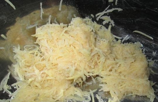 1. Этап. Картофельные шарики на сковороде: 1. Натираем картошку на терке, откидываем полученную смесь на марлю и отжимаем сок, он нам не нужен. Добавляем соль, муку или панировочные сухари (если масса довольно плотная, можно обойтись и вовсе без муки).