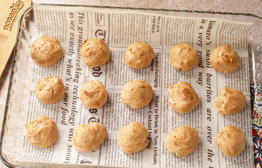 1. Этап. Диетические профитроли: Первые 10 минут выпекайте профитроли при температуре 200 градусов, потом температуру снизьте до 180 и пеките ещё около 20-25 минут, чтобы корочка хорошо схватилась и они не осели после выпечки. Оставьте профитроли в выключенной духовке (не открывая дверцу) ещё на 10 минут.