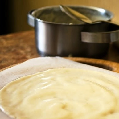 1. Этап. Торт Молочная девочка: Берем кальку, аккуратненько чертим на ней круг. В центр круга кладем 2 ст.л. получившегося теста, ложкой разравниваем его в пределах очерченного круга.