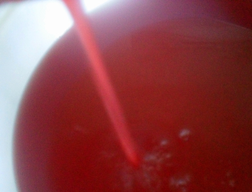 1. Этап. Ягодный морс: Получившийся отвар процедите, влейте к нему ягодно-фруктовый сок, который отжимали в самом начале. Перелейте готовый морс в кувшин, поставьте в холодильник. Подавайте холодным.