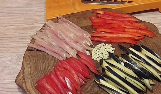 1. Этап. Курица с баклажанами к 14 февраля: Овощи и курицу нарезать соломкой, чеснок измельчить