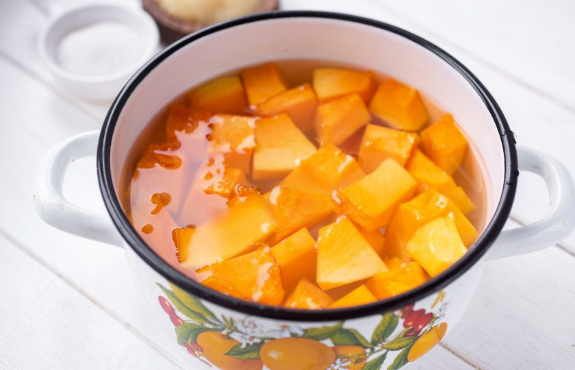 1. Этап. Мармелад из тыквы с желатином в домашних условиях: Почистите сегмент тыквы от кожуры и семян. Тыквенную мякоть нарежьте небольшими кусочками, выложите в кастрюлю с водой, поставьте вариться до мягкости (у меня примерно 15 минут с момента закипания жидкости).