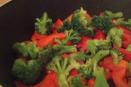 1. Этап. Соба с морепродуктами: Брокколи разбираем на соцветия и отправляем на сковороду. Обжариваем минуты 2.