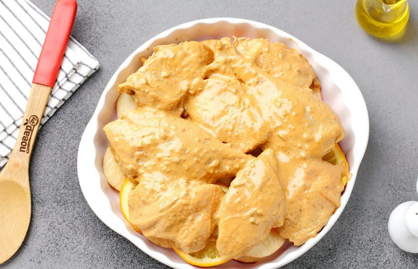 1. Этап. Гусь с яблоками и апельсинами в духовке: Сверху на фрукты выложите мясо. Накройте форму фольгой и запекайте в духовке при температуре 190 градусов около часа. Затем фольгу уберите и дайте мясу подрумяниться.