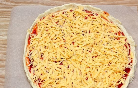 1. Этап. Пицца гавайская: Сверху пасты выложить тертый сыр.