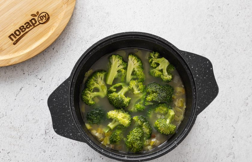 1. Этап. Суп-пюре из лука-порей и брокколи: Добавьте соцветия брокколи. Доведите до кипения и варите 5 минут.