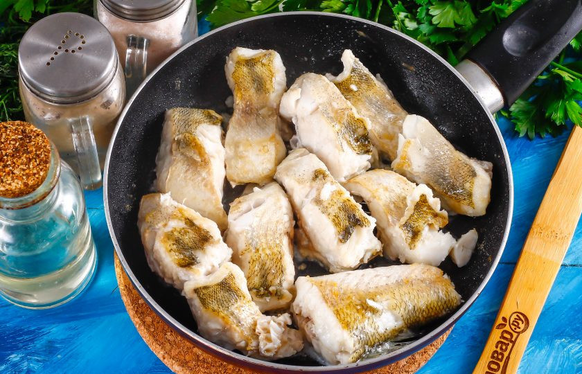 1. Этап. Соте из судака: Прогрейте в сковороде растительное масло и обжарьте в нем кусочки рыбы до румяности.