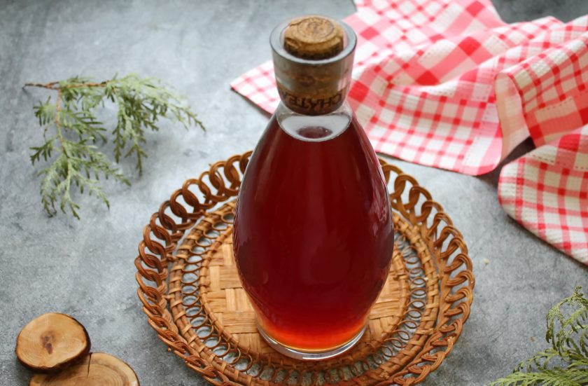 1. Этап. Варенуха: Перелейте напиток в бутылку, плотно закройте или подавайте сразу.