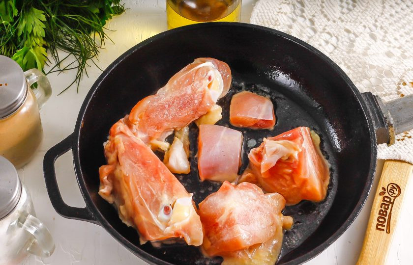 1. Этап. Курица с вялеными помидорами: Прогрейте в сковороде растительное масло. Мясо птицы нарежьте на части и выложите в масло, убавьте нагрев до умеренного, иначе мясо обретет румяную корочку, но останется сырым внутри. Обжарьте примерно 10-15 минут, переворачивая время от времени.