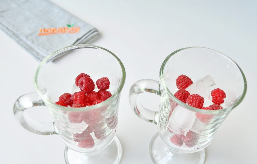 1. Этап. Фраппе с малиной: 4. В высокие бокалы или стаканы положите лед и малину, чередуя.