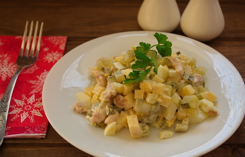 1. Этап. Салат обалденный с копченой курицей: Заправьте салат майонезом. Приправьте по вкусу специями и подайте к столу. Салат можно дополнить множеством зелени.