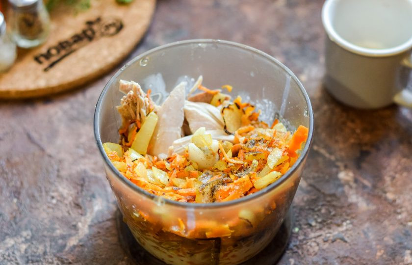 1. Этап. Паштет из перепелки: В чашу блендера переложите перепелку и морковь с луком, сливки, специи.