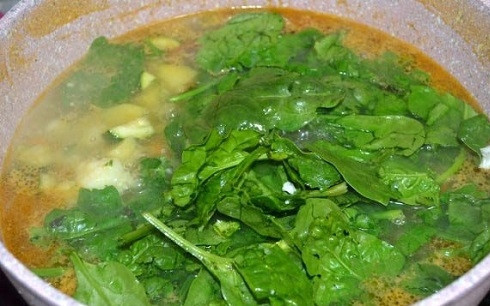 1. Этап. Минестроне классический: Теперь добавим промытый шпинат. Можно его нарезать, а можно добавить и целым, если листья не очень большие.