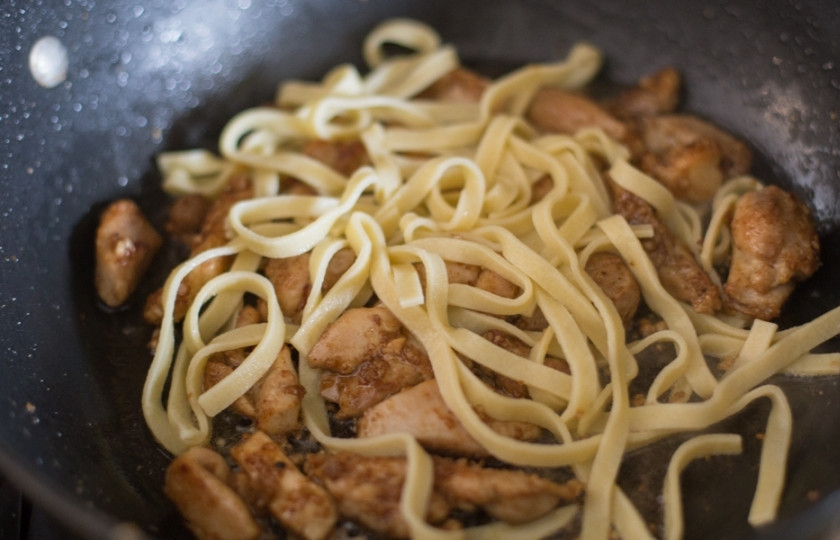 1. Этап. Курица по-тайски: Жарьте её до готовности самостоятельно и буквально за две минуты добавьте варёную лапшу и яйца. Натрите морковь тонкой соломкой. Добавьте её вместе с лапшой и яйцами.