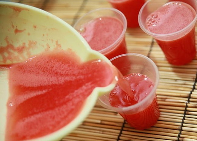 1. Этап. Мороженое из арбуза: Разлейте по формочкам.