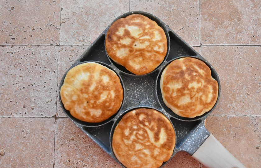 1. Этап. Дутые оладьи: Хорошо разогрейте сковороду и влейте порцию растительного масла. Выложите тесто в сковороду столовой ложкой, формируя оладьи. Уменьшите огонь и обжарьте оладьи с двух сторон до подрумянивания.