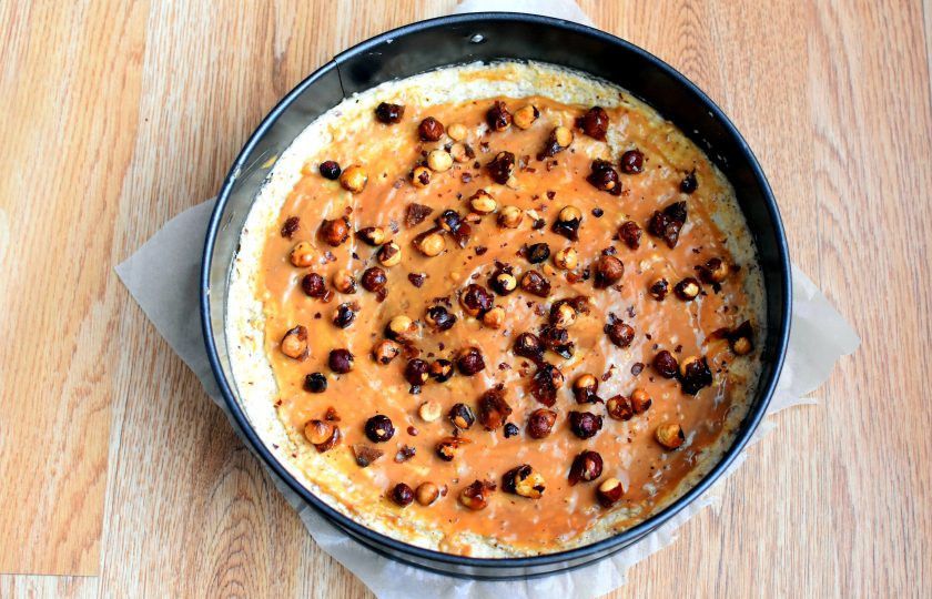 1. Этап. Песочный пирог с орехами: Разложите сверху орехи в карамели.