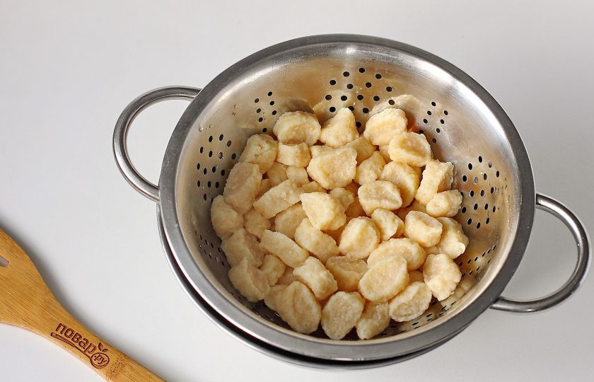 1. Этап. Галушки с сыром: Таким образом приготовьте все галушки, после чего отварите их в подсоленной воде до готовности и откиньте на сито или дуршлаг, чтобы стекла вся вода.