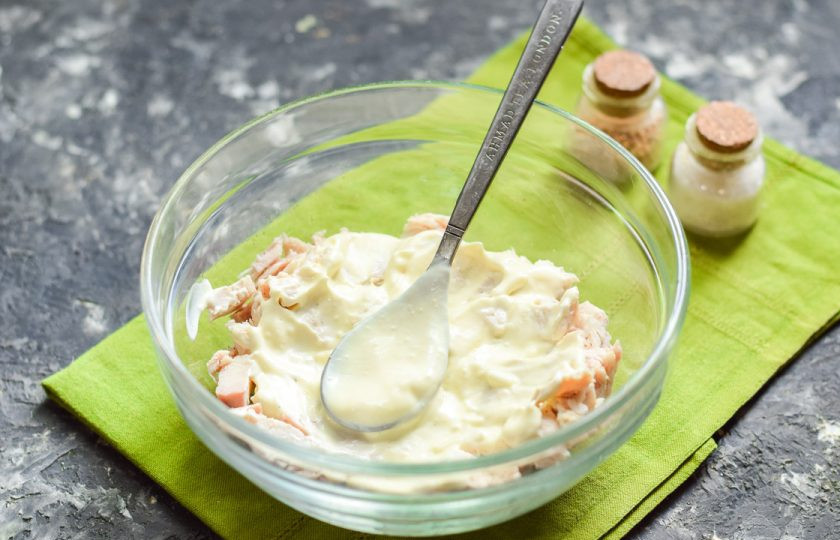 1. Этап. Салат Необыкновенная нежность: Смажьте куриное филе майонезом.