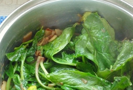 1. Этап. Крем-суп из шпината (оригинальный рецепт): Заливаем овощи и зелень бульоном, добавляем специи и доводим смесь до кипения.