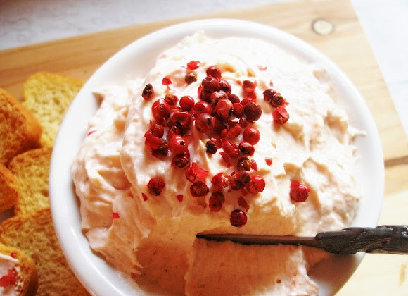 1. Этап. Паштет из лосося: 3. Выложите паштет в сервировочную миску или тарелку, сверху выложите красный перец горошинами.