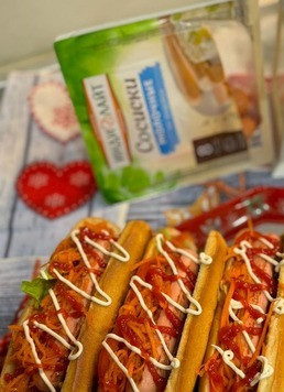 1. Этап. Хот-дог Новогодний: Сверху по желанию украшаем морковью по корейски, томатным соусом и майонезом. Хот-доги готовы. Подаем к столу. Это очень быстро и вкусно! Готовить всем обязательно!