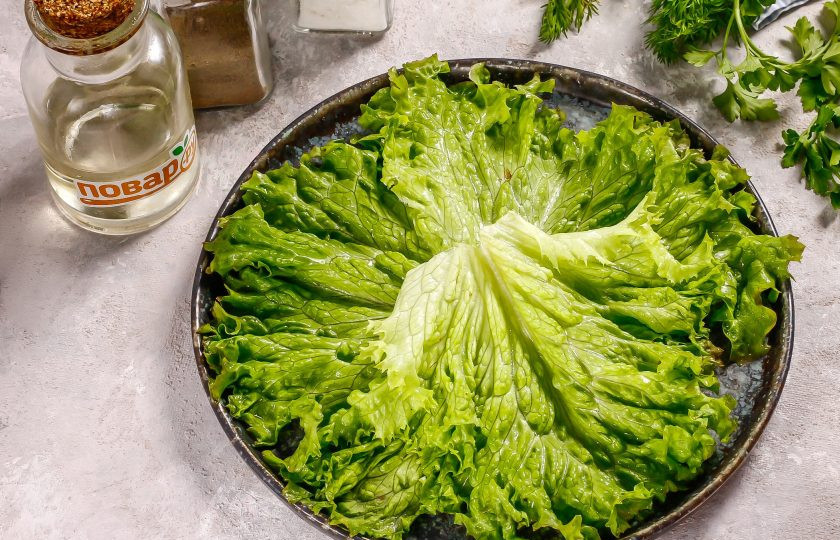 1. Этап. Салат с арбузом от Джейми Оливера: Листовой салат промойте в воде и стряхните с листьев лишнюю влагу. Выложите веером на тарелке.