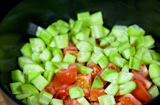 1. Этап. Овощной салат с авокадо: 3. Обязательно рекомендую использовать свежий огурчик, он очень освежает салатик.