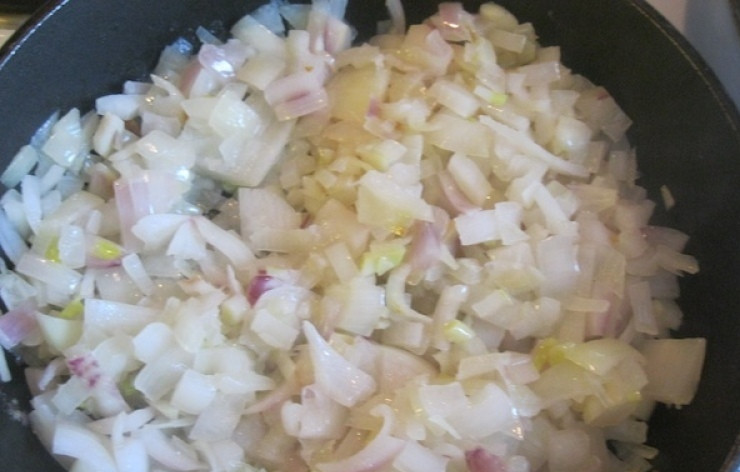 1. Этап. Пирог с рыбой и луком: 2. Пока подходит тесто, нужно пожарить лук. Нарежьте лук и обжарьте его на растительном масле. Способ нарезки - мелкий.