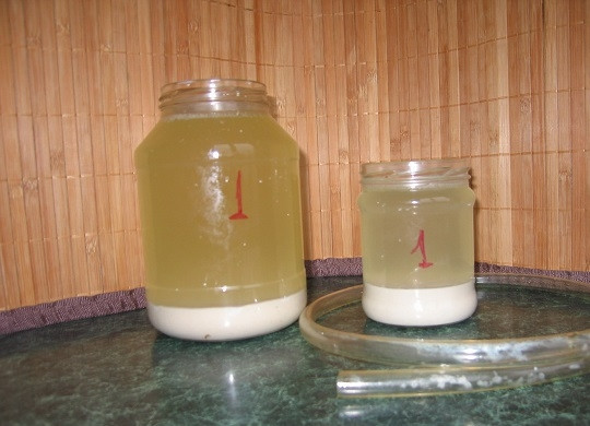 1. Этап. Овсяный кисель на кефире: 4. Снова оставьте заготовку в баночках примерно на сутки. Вы увидите, как основа для киселя окажется внизу, а вверху появится вкуснейший овсяный квас.