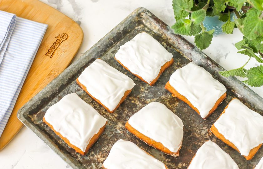 1. Этап. Имбирные пряники на жженом сахаре: Остывшие пряники обмажьте приготовленной глазурью и дайте ей высохнуть или подсушите в духовке при 60-70 градусах, приоткрыв дверцу техники.