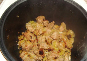 1. Этап. Тушеное мясо в мультиварке: 4. Нарезанные овощи отправить в мультиварку и продолжать обжаривать, пока лук и перец не станут золотистыми.