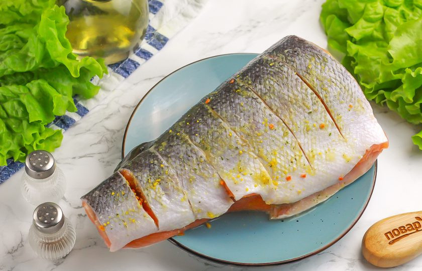 1. Этап. Горбуша со сливочным сыром в духовке: Затем натрите горбушу внутри и снаружи выбранной вами приправой. Можно и отдельными специями, но не крупного помола.