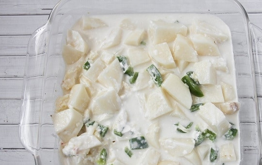 1. Этап. Картошка со свининой в духовке: Теперь выкладываем массу в форму для запекания, солим и перчим. Вливаем бульон.