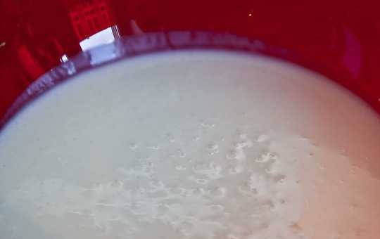 1. Этап. Оладушки на кефире без соды: 1. В большую миску налейте кефир комнатной температуры.