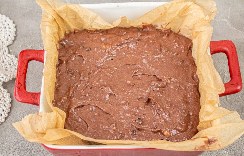 1. Этап. Шоколадно-банановый пирог Брауни: Форму для выпечки диаметром 25*25 см. выстелите пергаментом. Вылейте тесто и выпекайте в заранее разогретой духовке до 170 градусов 40-50 минут.