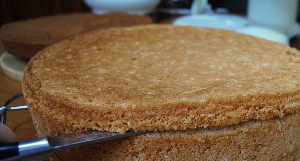 1. Этап. Торт Елизавета: 5. Выпеченный корж необходимо остудить сначала в форме, а затем на решетке минимум 4-5 часов (идеальный вариант - оставить бисквит остывать на всю ночь). Уже остывший бисквит аккуратно разрезать на 3 коржа.