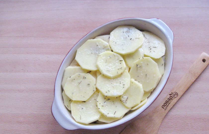 1. Этап. Калалаатикко: Лук покройте слоем остального картофеля. Посолите и поперчите.