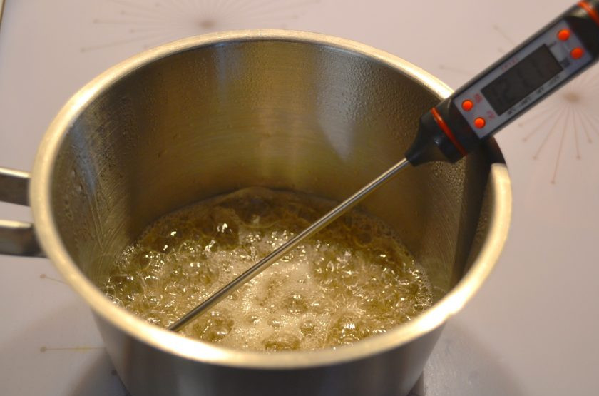 1. Этап. Макаронс на итальянской меренге: Уварите сахарный сироп до 118-120 градусов.