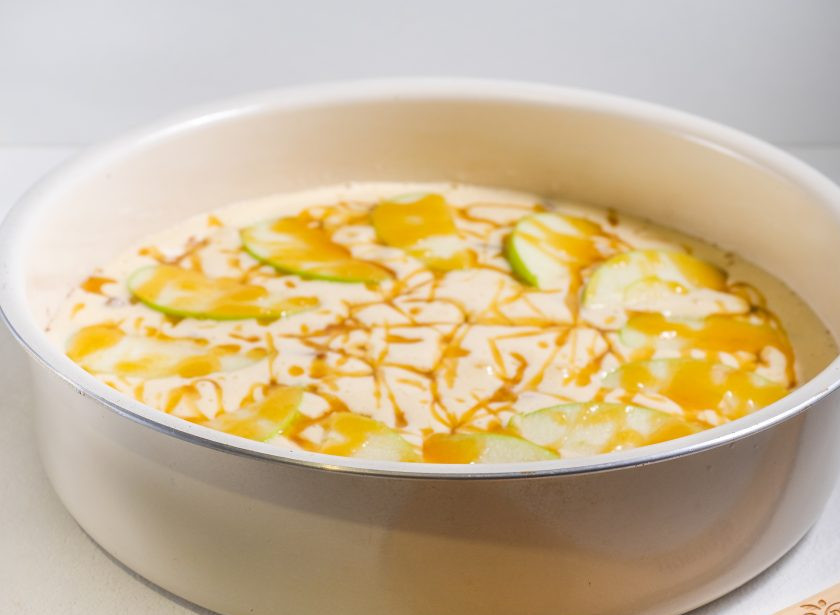 1. Этап. Шарлотка с яблоками с хрустящей корочкой: Сливочное масло растопите с тростниковым сахаром и кулинарной кистью разлейте эту жидкость по пирогу. Духовку заранее разогрейте до 180 градусов и в разогретую духовку поставьте шарлотку на 45-50 минут.