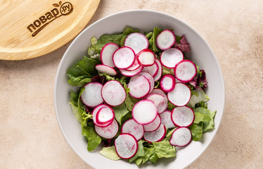 1. Этап. Салат с огурцами, помидорами и редиской: Редис тщательной помойте и нарежьте кружочками.