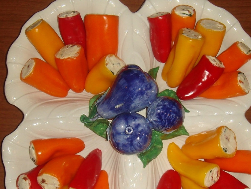 1. Этап. Перец с чесночной начинкой: 2. Масло нам понадобится комнатной температуры. Смешайте масло с сыром, выдавите в смесь чеснок и добавьте туда измельченную зелень, нарезанные помидоры или кусочки болгарского перца. Все смешайте до однородного состояния. Полученной смесью плотно начините перчики.