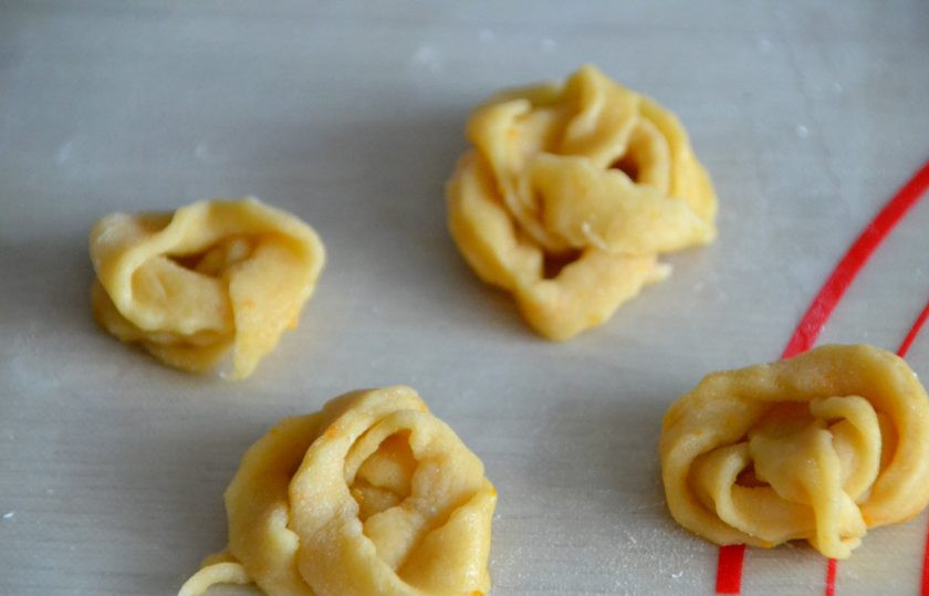 1. Этап. Десерт Ченси: Каждую полоску теста оберните вокруг пальцев, заправьте внутрь кончик теста, чтобы получилось подобие клубочков. Точно так же обжарьте их в разогретом растительном масле.