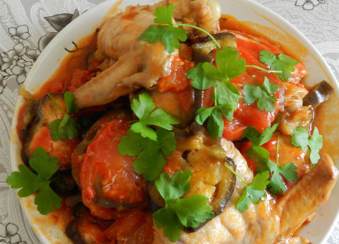 1. Этап. Курица с баклажанами в мультиварке: Готово! Выкладываем блюдо на тарелку, присыпаем петрушкой. Приятного аппетита!